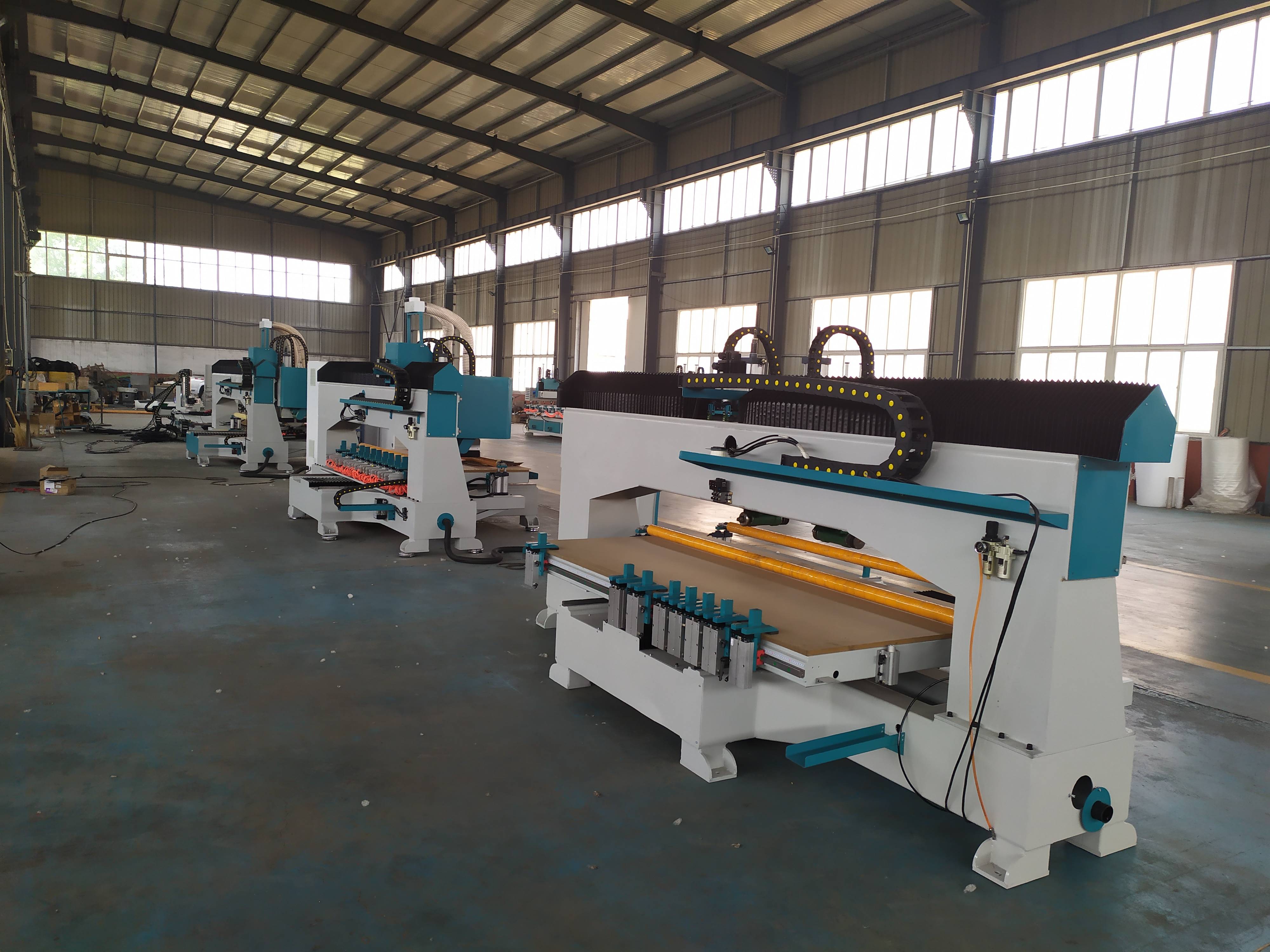 首先,子母数控裁板锯的工作原理是利用数控技术控制切割机床进行精确