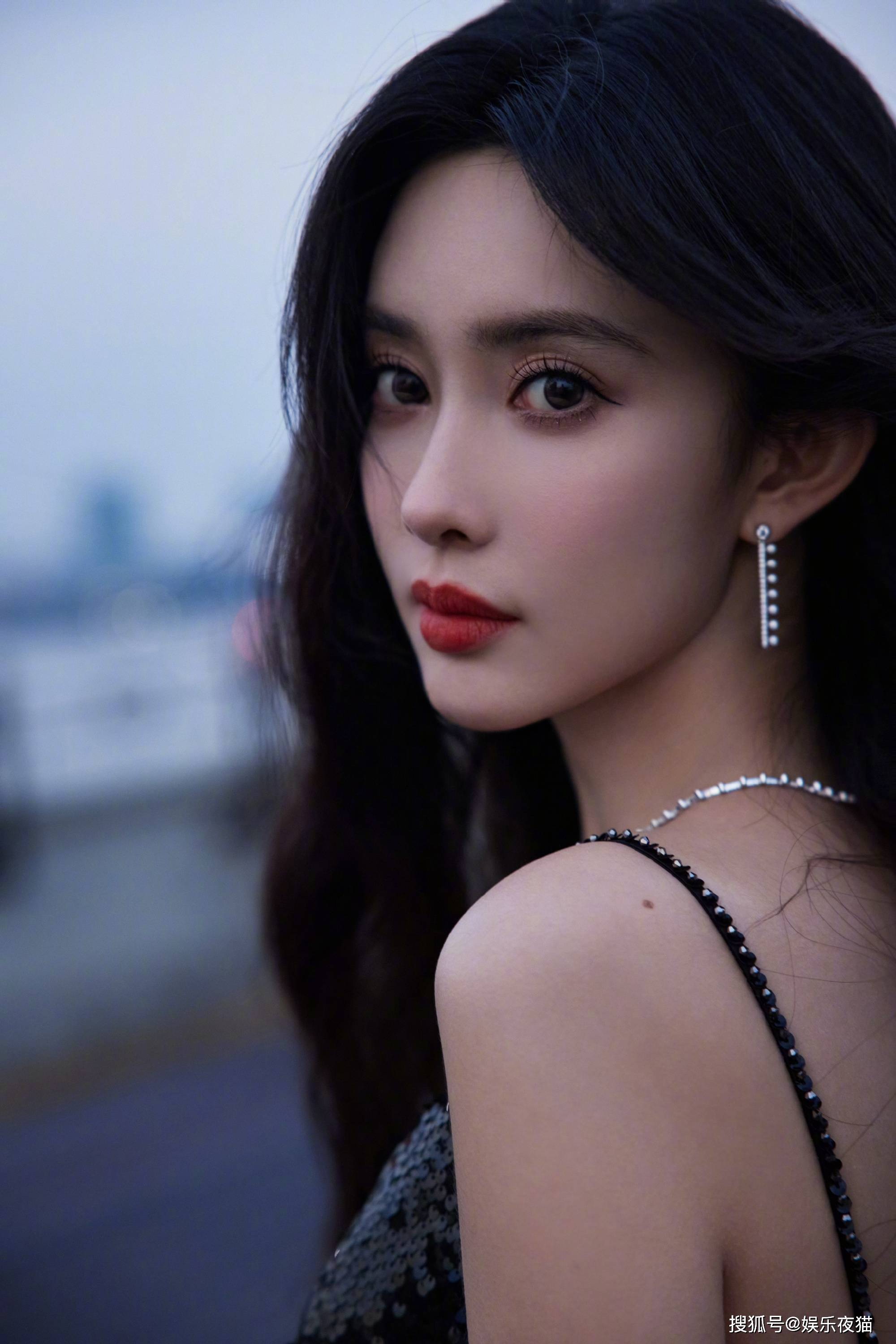 孟子义一袭黑色露背长裙写真身材高挑美丽动人-搜狐大视野-搜狐新闻