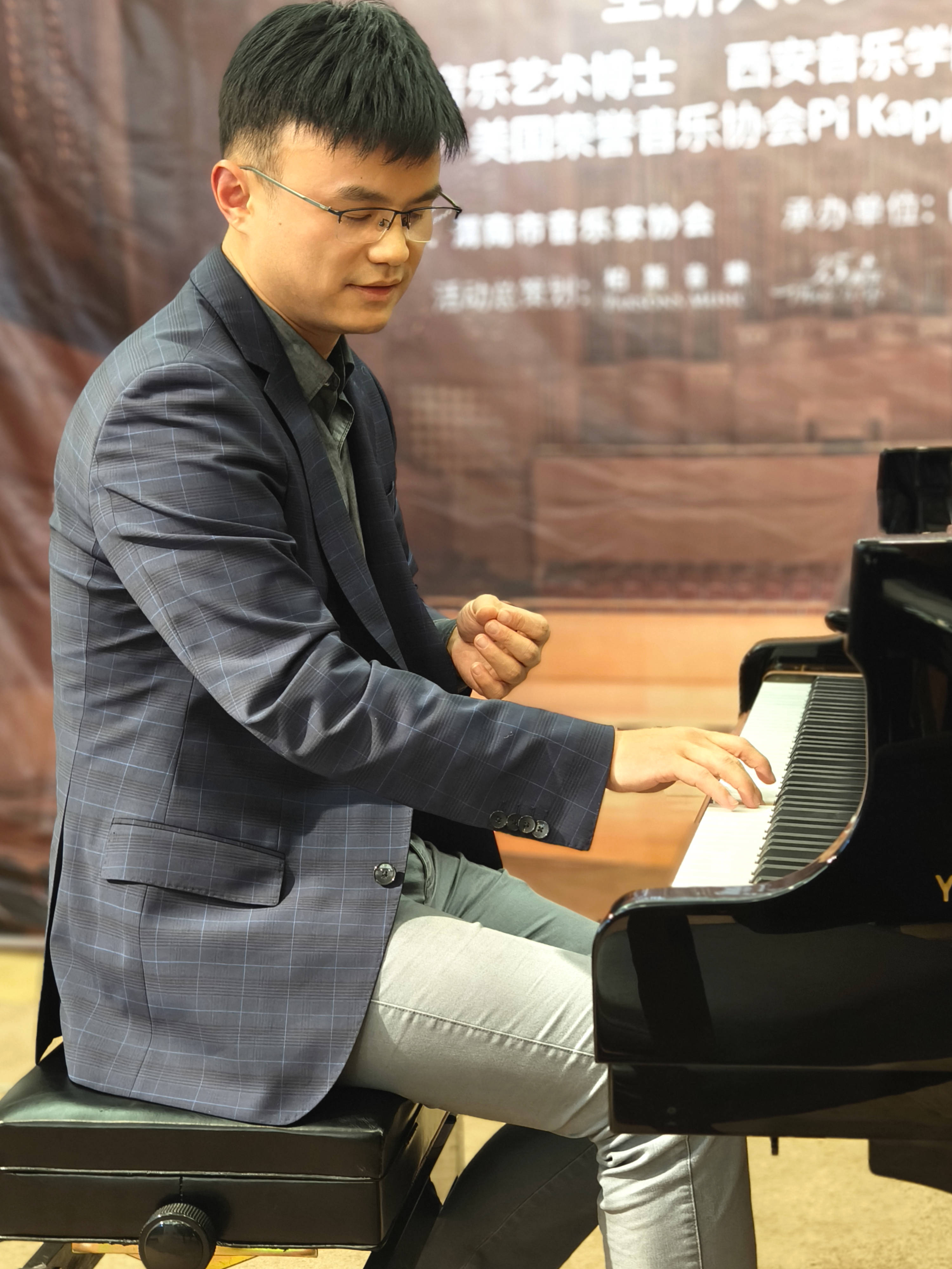 榆林站精彩现场讲座开始,黄河清老师首先从钢琴演奏的基本原则入手