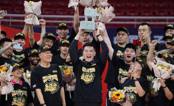 辽宁男篮双喜临门,刘子庆大手笔创历史,cba三连冠惊喜加码_球迷_赛季