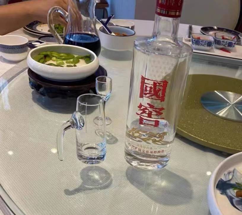 桌子上放白酒的图片图片