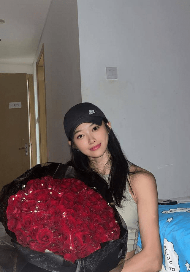 吴艳妮回应整容:只割了双眼皮,变美是因为减肥和化妆!_比赛_故事_训练