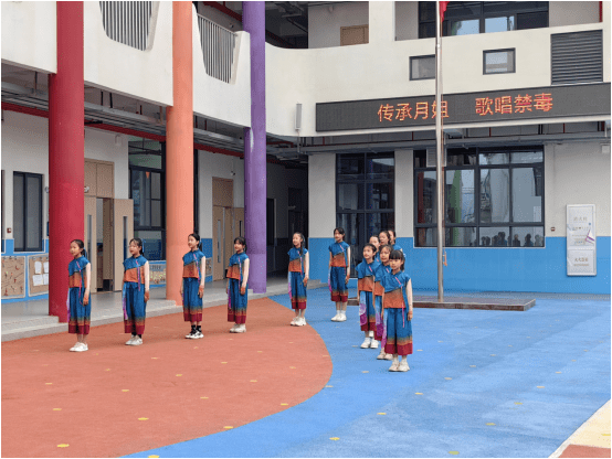 给石塘镇新华书店希望小学和石塘镇中心幼儿园的学生逐字逐句地拆分颂