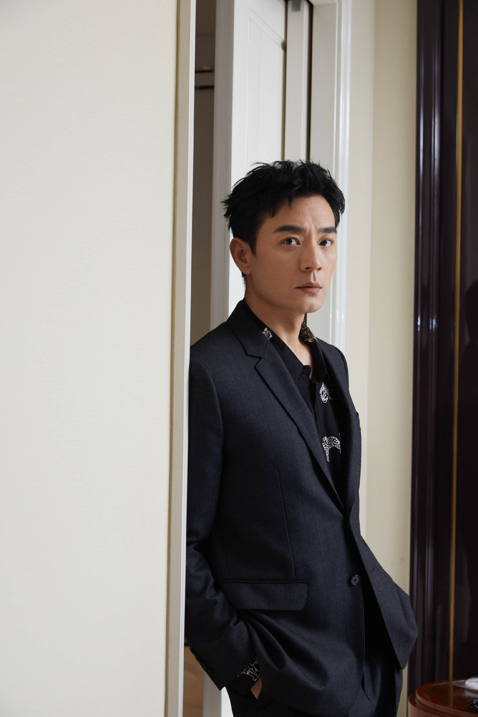 李光洁《小巷人家》以人入画 用穿搭展现时代风潮_林武峰_时代感_年代