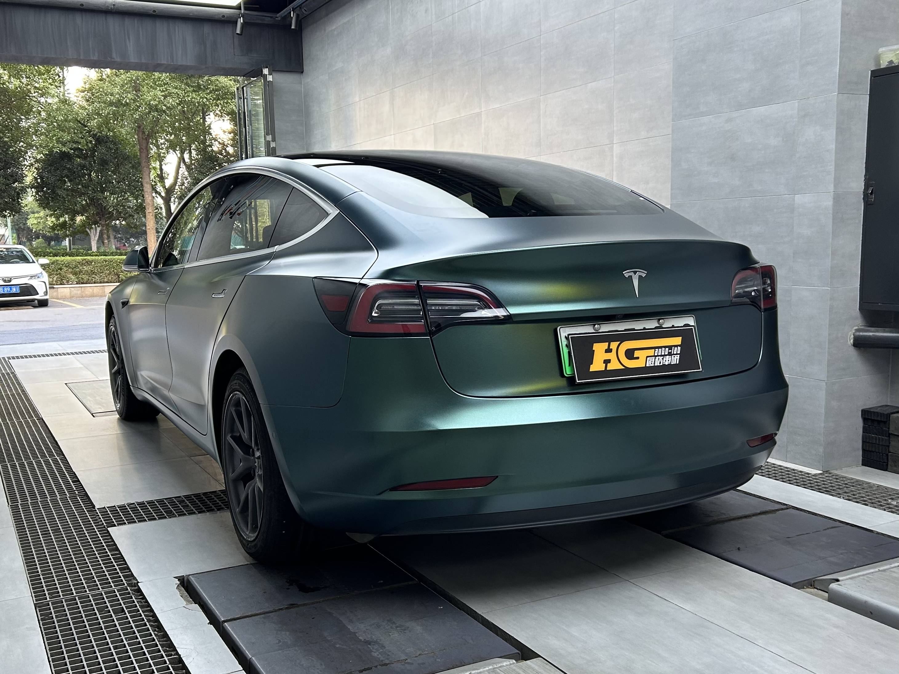 长沙汽车贴膜汇格车研,特斯拉model3改色膜电光墨绿
