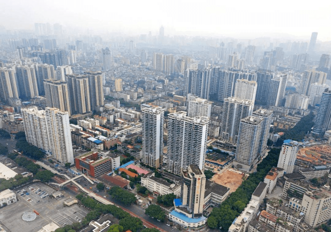 北面接廣西展覽館,人民公園,南面是民族廣場,無論是地理位置,地段交通