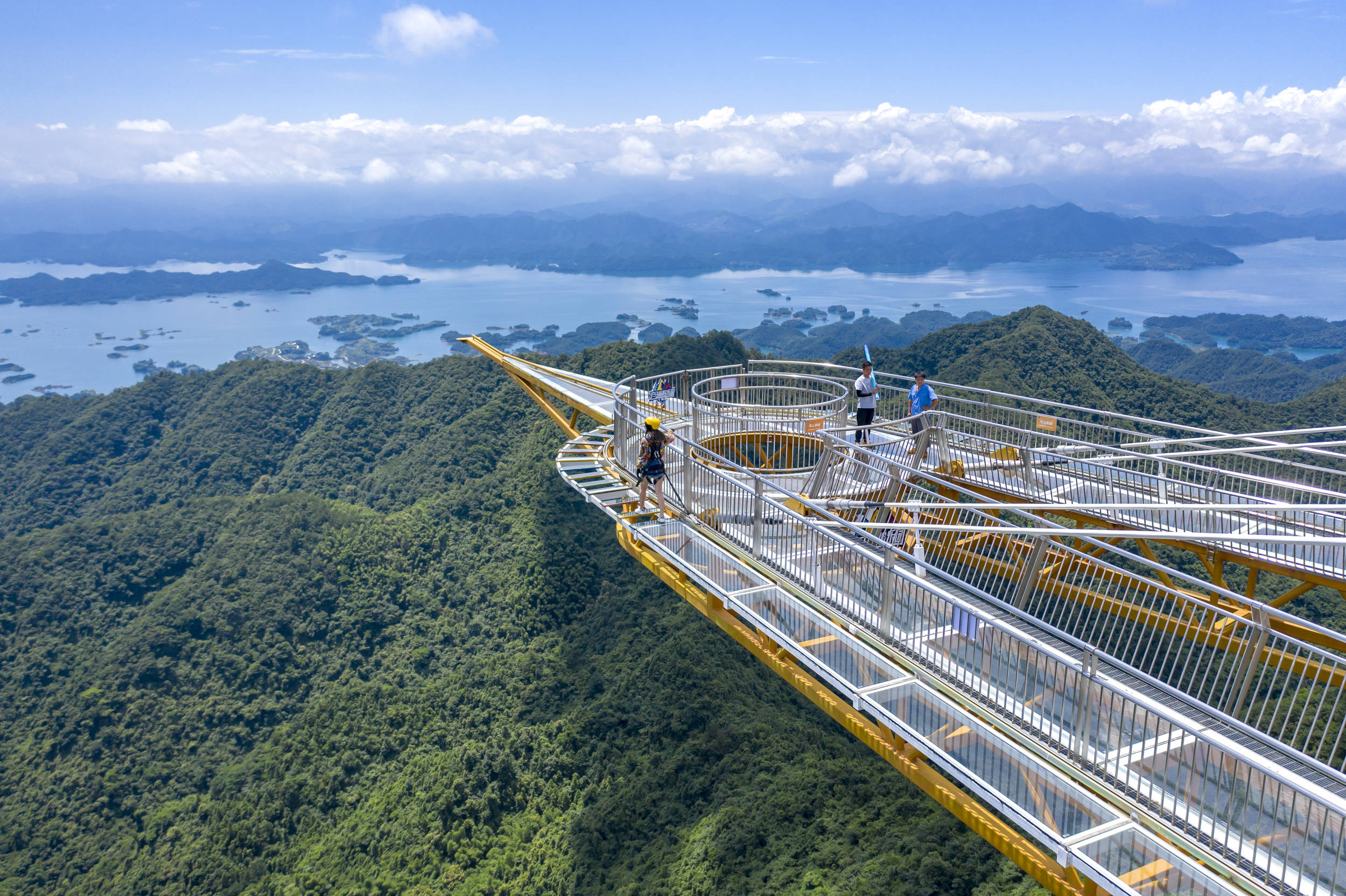 千岛湖好玩的很多,最刺激的当属沪马探险乐园,高空悬廊你敢挑战吗