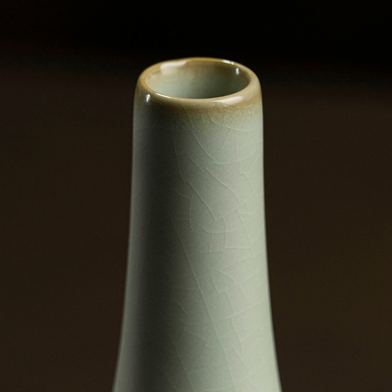 纳兰性德有写过"清风吹到胆瓶梅"胆瓶插梅花,梅花香自苦寒来.