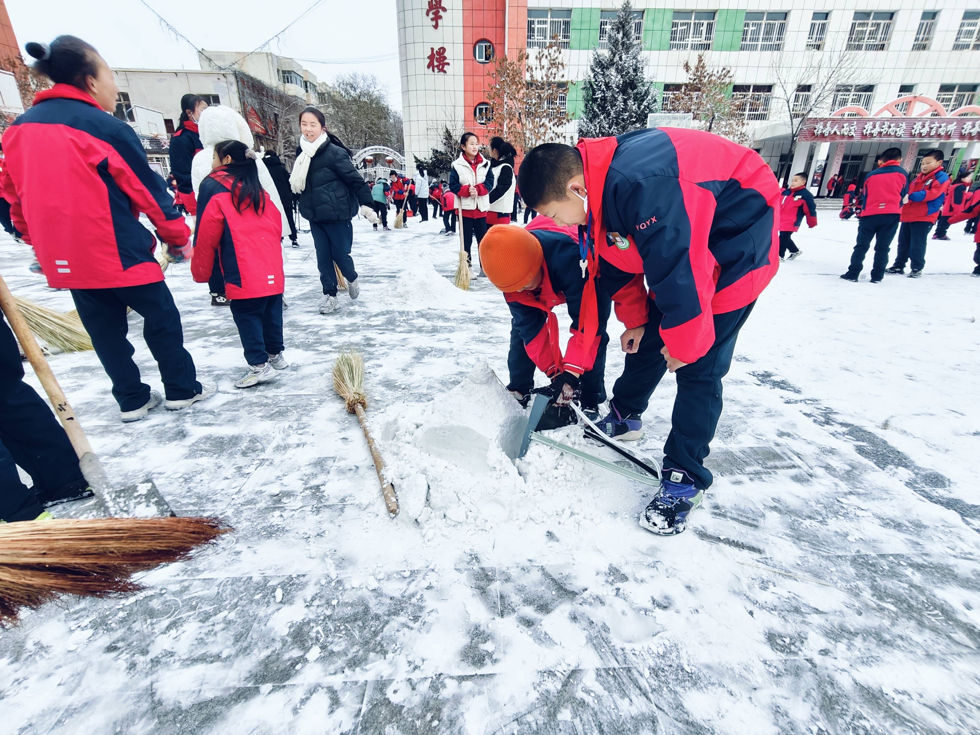 学生除雪图片