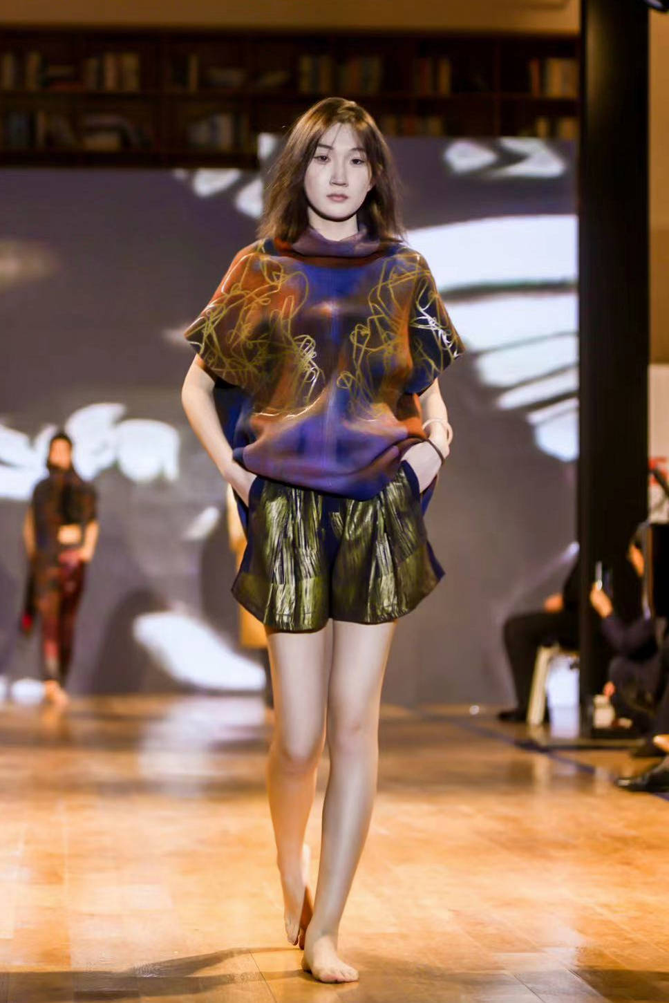 新面孔学员参加中乌建交35周年系列活动_服表_文化_服装