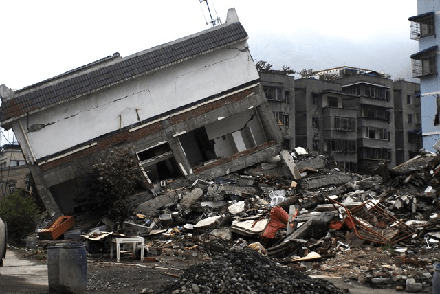 那年發生震驚世界的汶川大地震,即使過去十多年,我也記得當初跑出教室