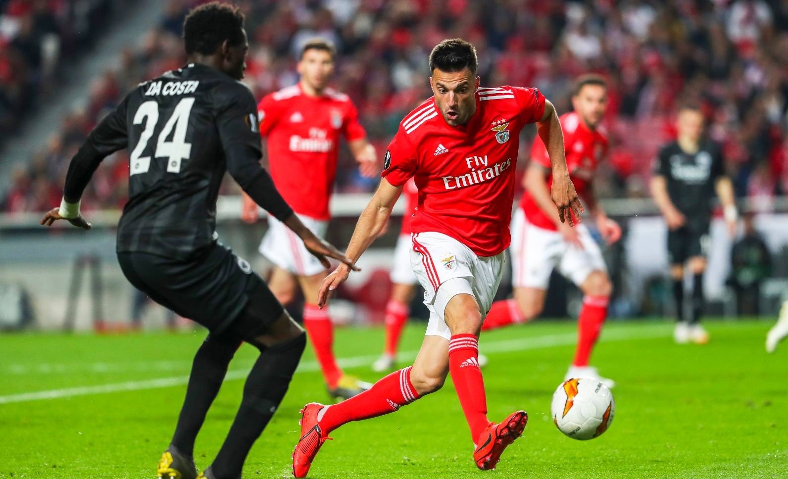 法兰克福作为一支历史悠久的足球俱乐部,法兰克福队一直以来都拥有着