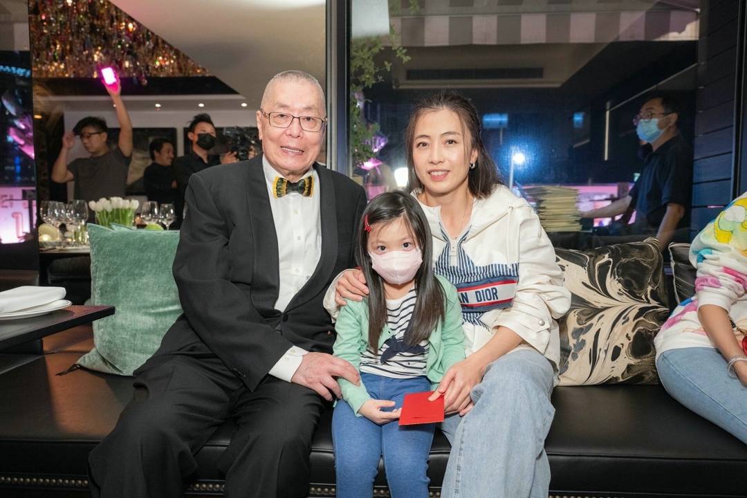 女开跑车兜风,84岁再次喜当爹,刘銮雄的太太甘比总想让小女儿拜他为师