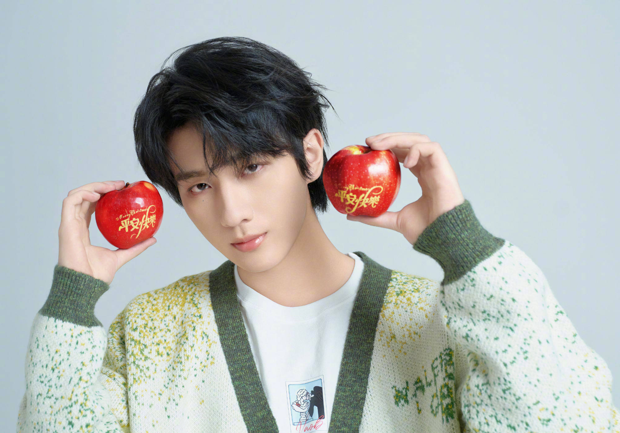 李宏毅摸赵露思旧图引热议!