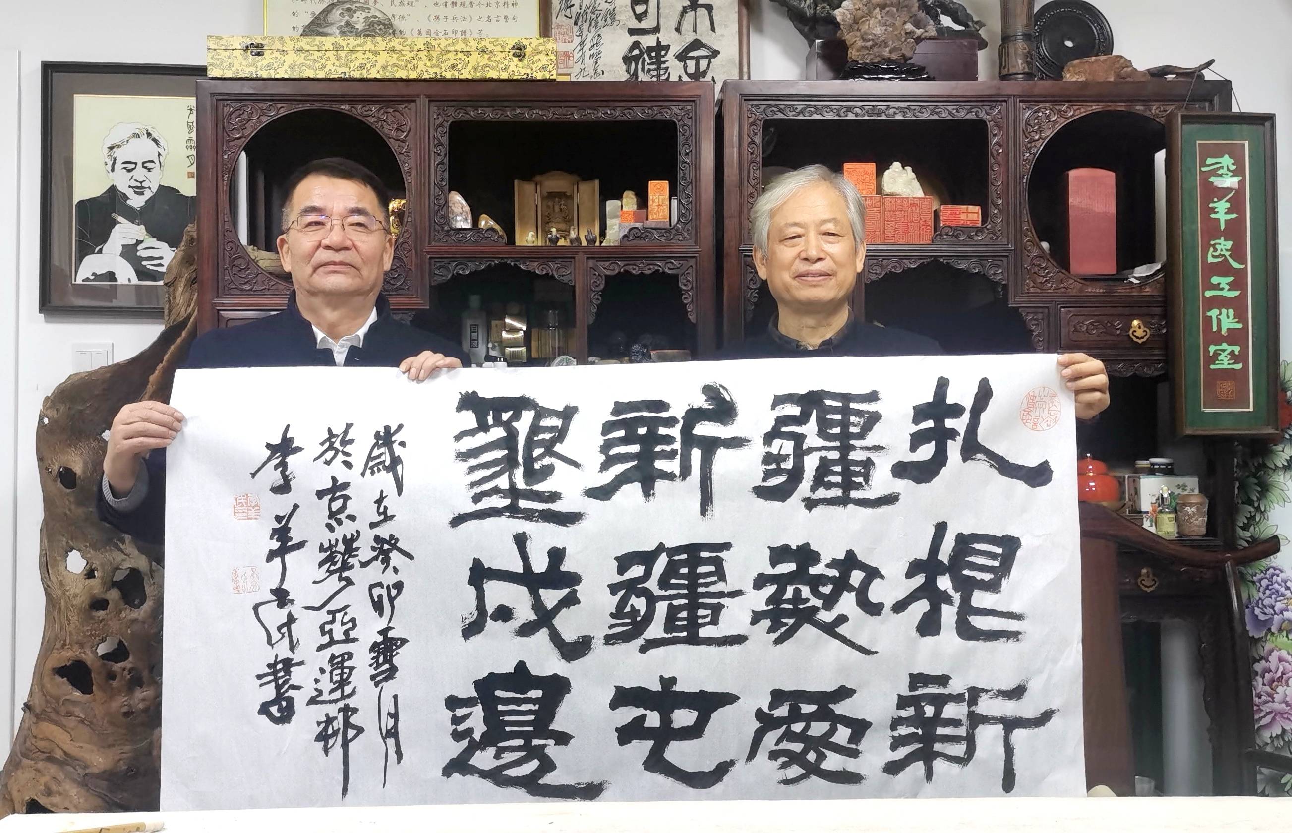 军旅书法家李羊民表示,作为一位退伍老兵,退伍不退志,寄语新疆建设