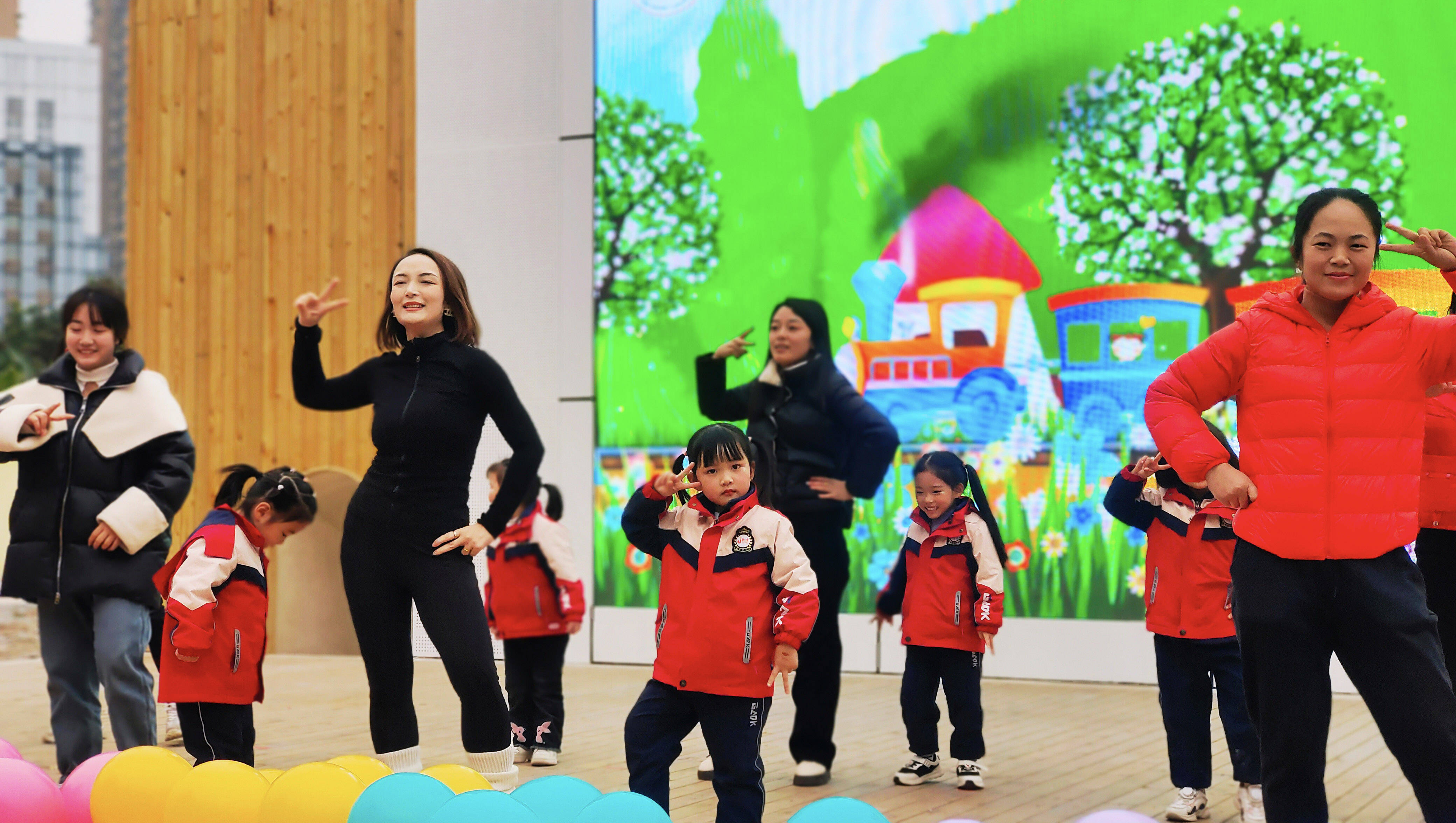 南充市嘉陵区嘉虹幼儿园举办迎新年庆元旦活动_家长_张景轩_趣味运动