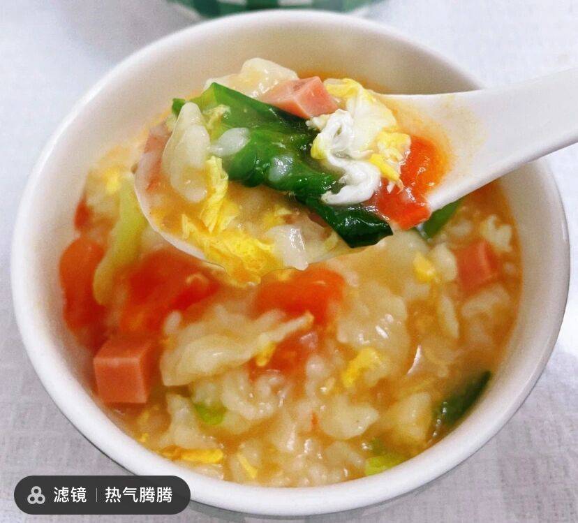 一根火腿腸一個雞蛋 兩大勺麵粉(湯勺哦)一片生菜 一顆菠菜調料:1勺鹽