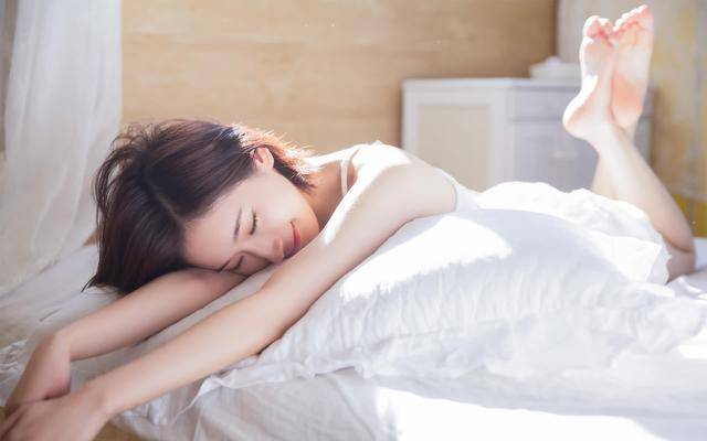 口述穿短裙在公园野战 野地里我边吃边做把她弄得好爽