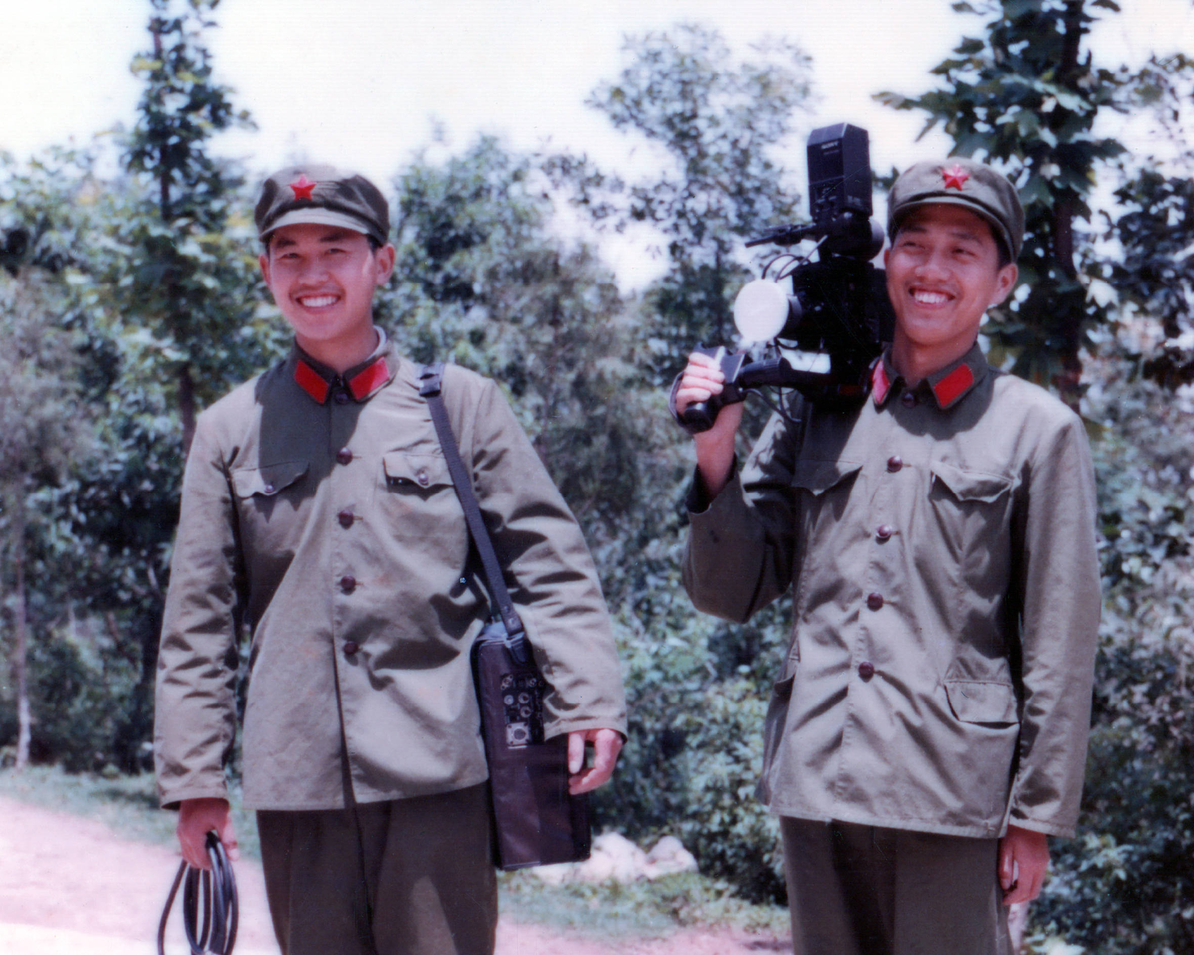 1985年5月出差湖南长沙,在所属53701部队采访时与该部战友在营区的