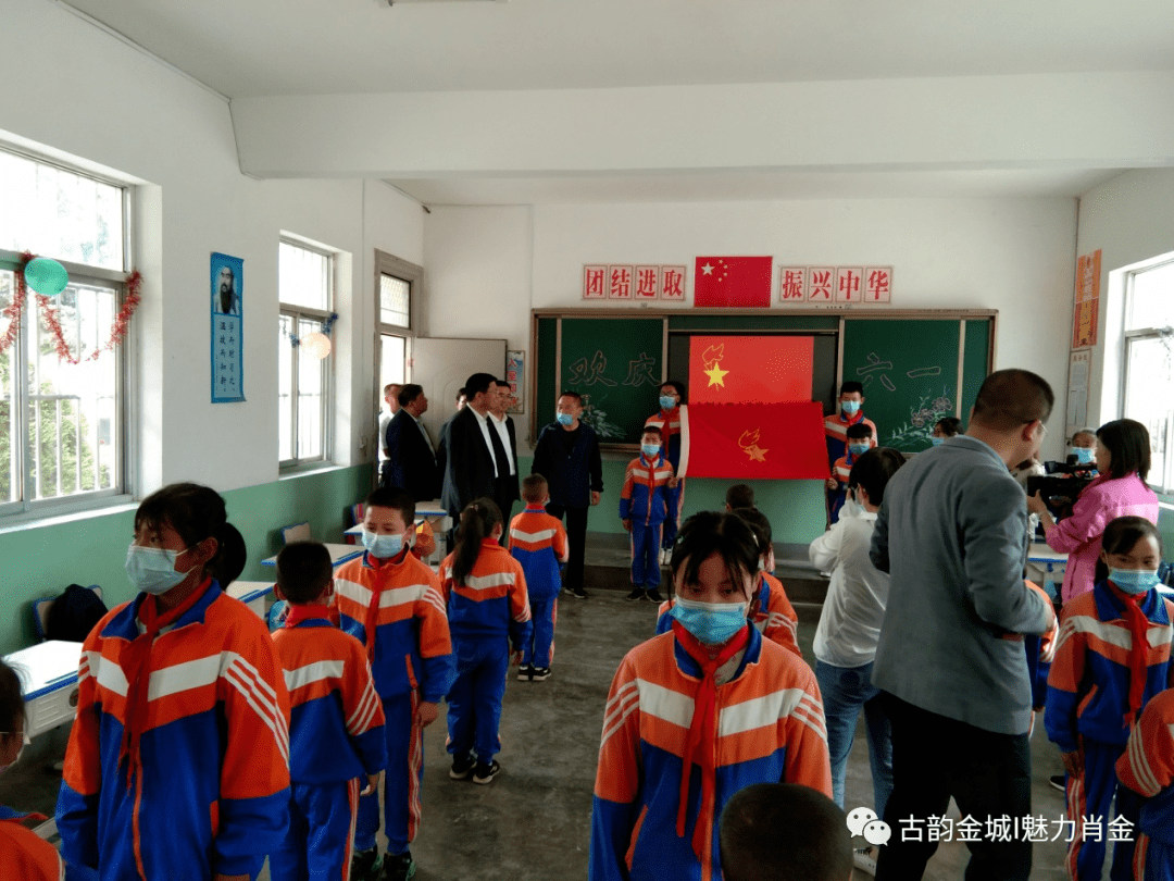 学生表演精彩节目发放学习用品张书记兴致勃勃地观看节目金校长汇报