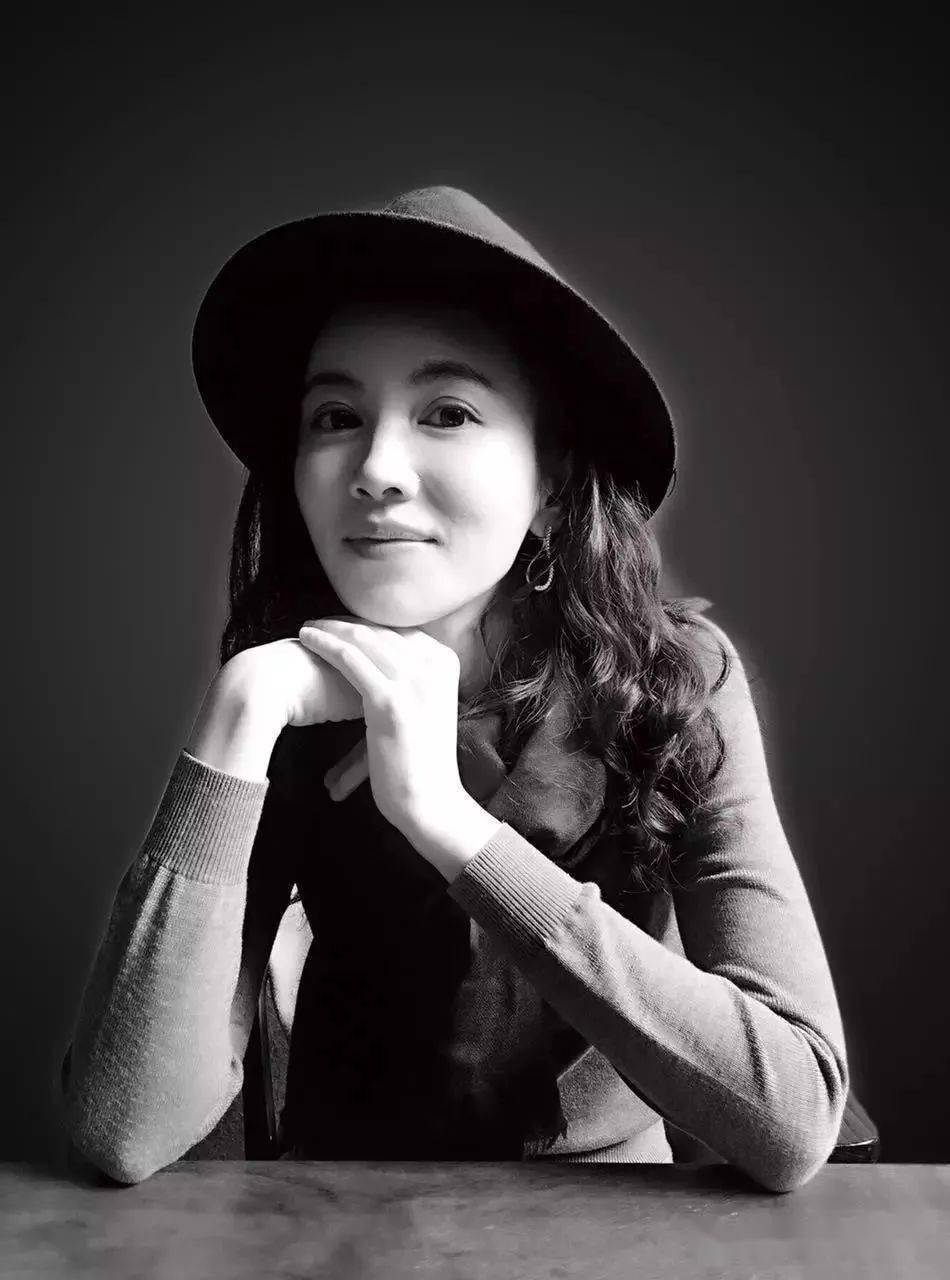 自幼热爱音乐,七岁起跟随洪奕哲教授学习钢琴.