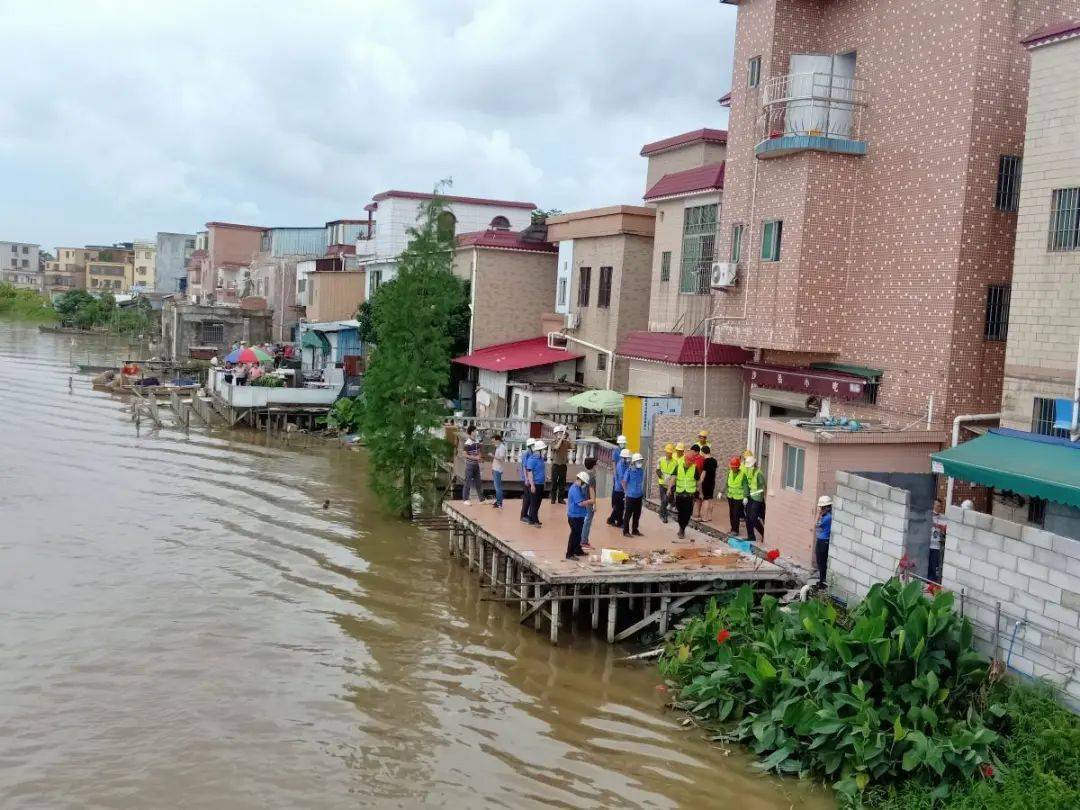 首日清拆四沙涌10宗河涌涉水违建化龙镇河涌治违攻坚战打响