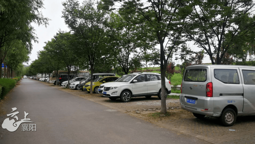 襄城檀溪警务平台中队长侯然介绍,随着滨江路边6个停车场投入使用