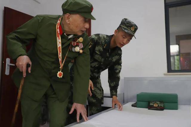 英雄老兵进军营忆往昔话初心