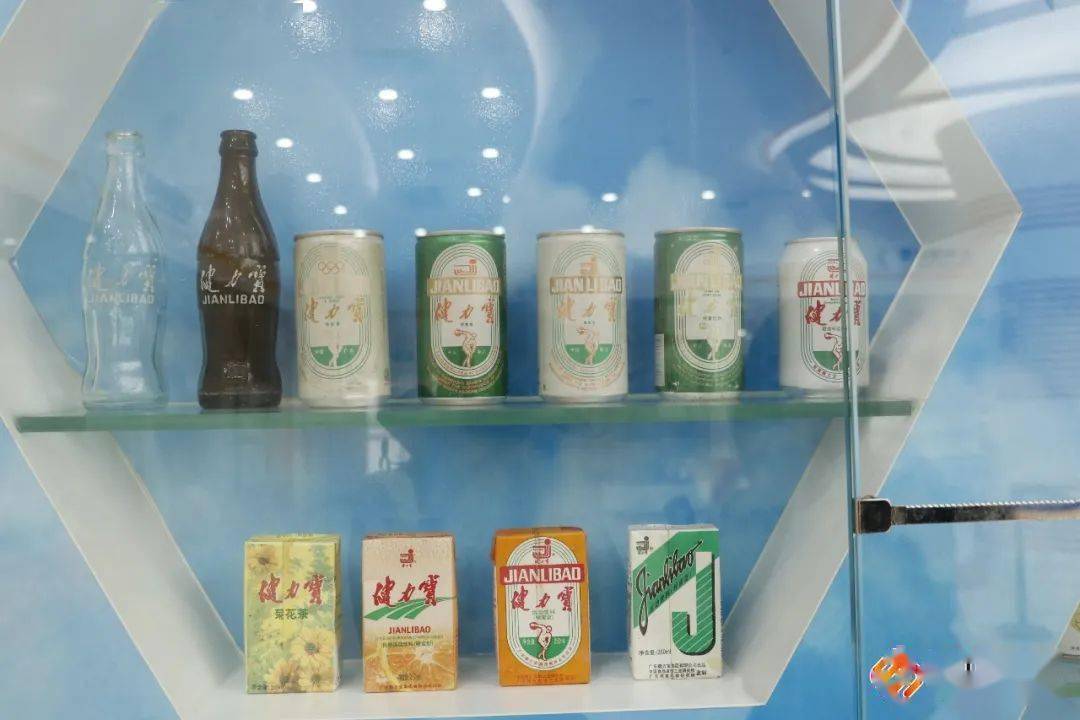 以前的健力宝是玻璃瓶的,喝完要把瓶子还回去.