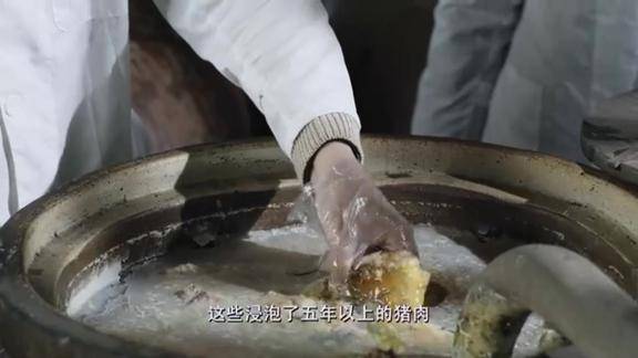 将煮熟的肥膘肉投入酒缸中产生不同效果成就玉冰烧米酒