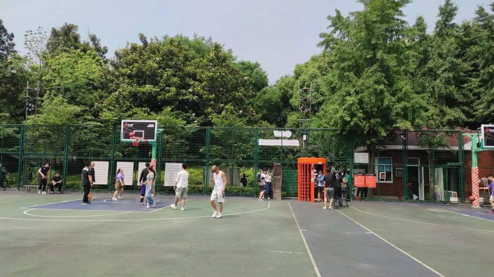 扫码进场全程免费智能化徐家汇公园篮球场等你来约