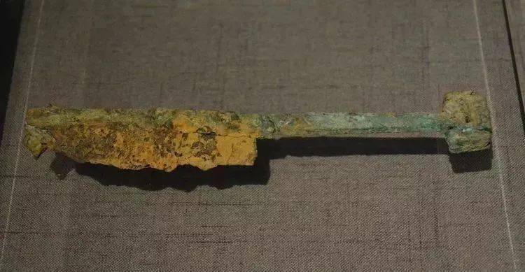 腕饰▲象牙剑▲象牙刀盒▲金器▲金肩饰▲金剑玉鞘▲金三角牌饰→龙