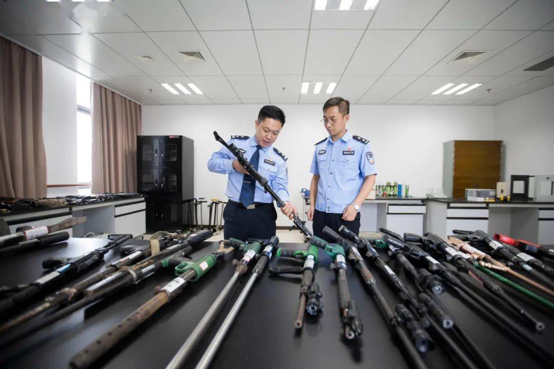 "淮安市公安局刑警支队副支队长汪志刚介绍,此案主要犯罪嫌疑人施某在