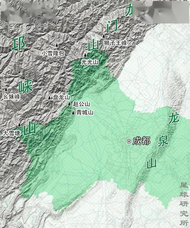 山脉长  200千米,宽  10千米,整个山脉狭窄而长  在四川盆地西部,成都