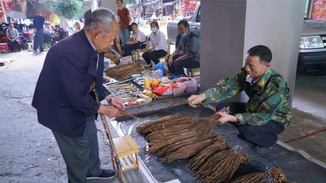 为留住老城记忆,维持"卖烟人"生计,通川桥下历久弥新的土烟买卖市场也