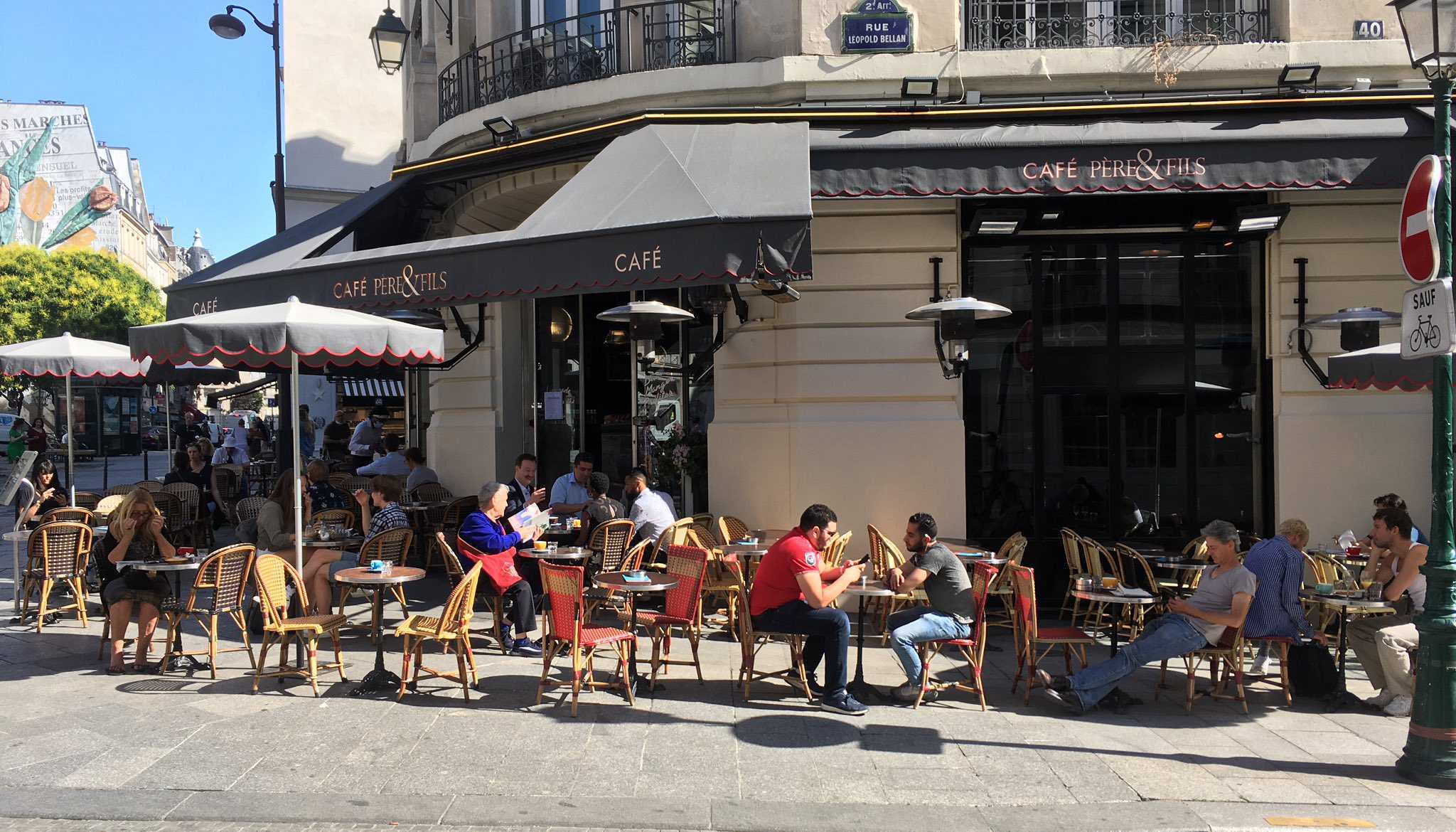 巴黎咖啡馆热闹起来了,马克龙:快乐时光回归!