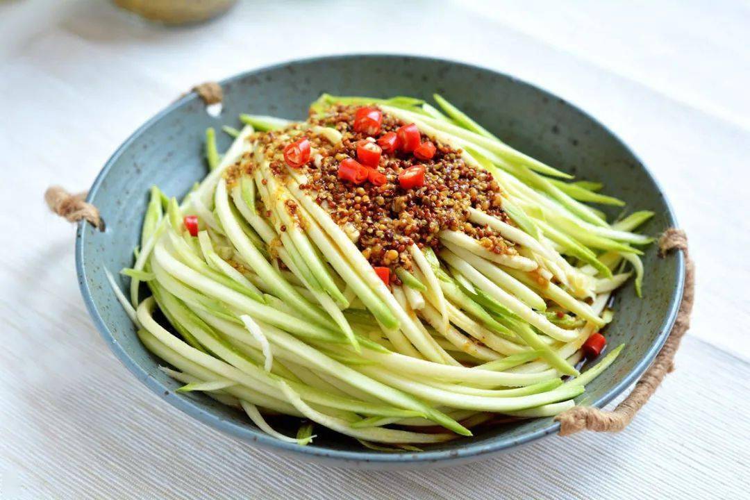 所有材料准备好:西葫芦,小米辣,米醋,生抽,盐,冠利粗粒芥末酱.