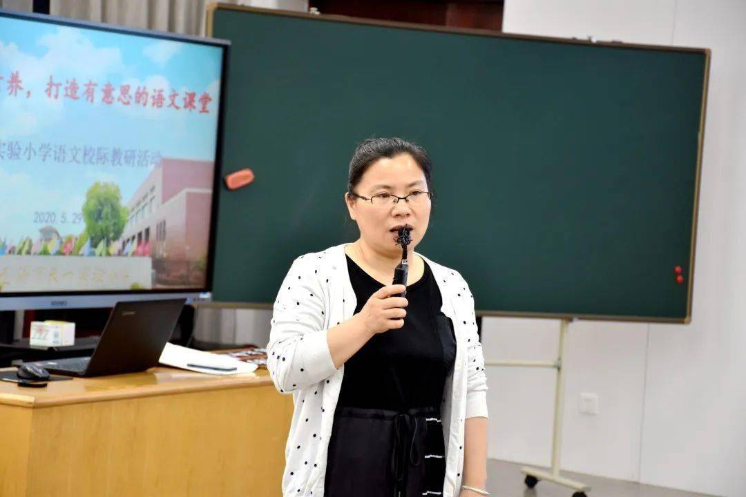 孙佳老师教态自然,清新甜美.