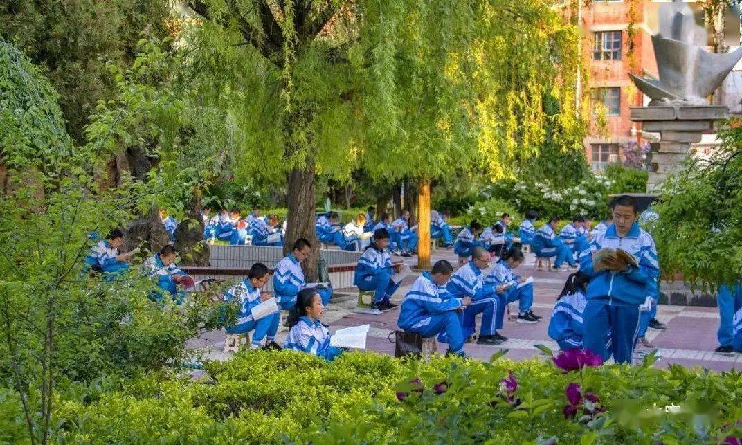 会宁一中学花丛中传来朗朗读书声