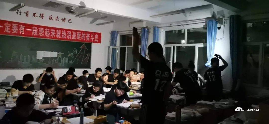 细节决定成败复课开学第一天晚自习衡水中学实验学校教学楼忽然停电