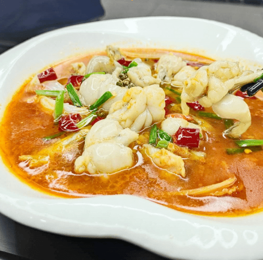 红油紫苏田鸡的选料与酸汤泡脚田鸡一样优质区别在于它的酱料紫苏不仅