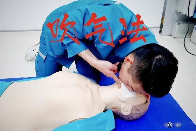 ⑤按压30次后进行口对口的人工呼吸,方法是捏住病人的鼻子,同时双手