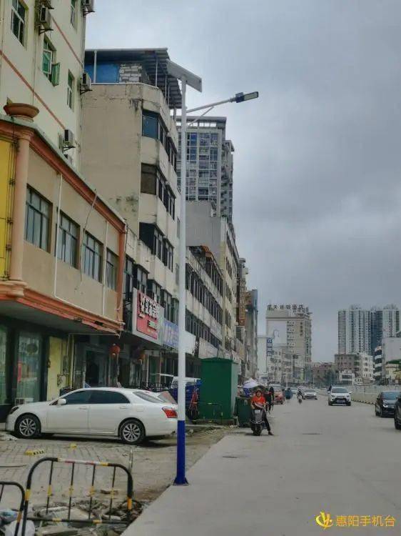 便民白云大道一期改造工程沿线各路口安装临时太阳能路灯