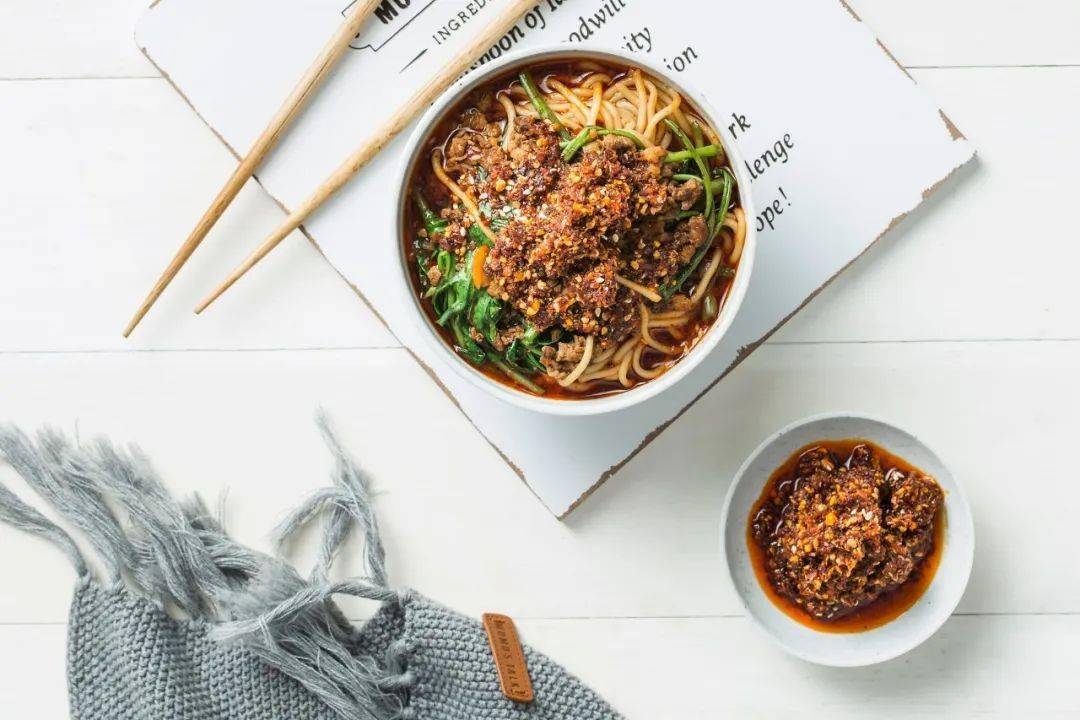 在马来西亚,巴瑶人畅游在塔塔甘岛透亮的蓝海里,从深海中捕捉到海胆