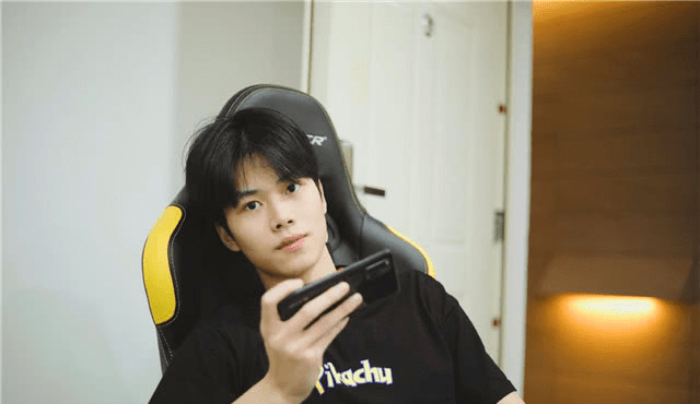 日前,麟羽在直播时,有粉丝刷弹幕问他为什么不参加
