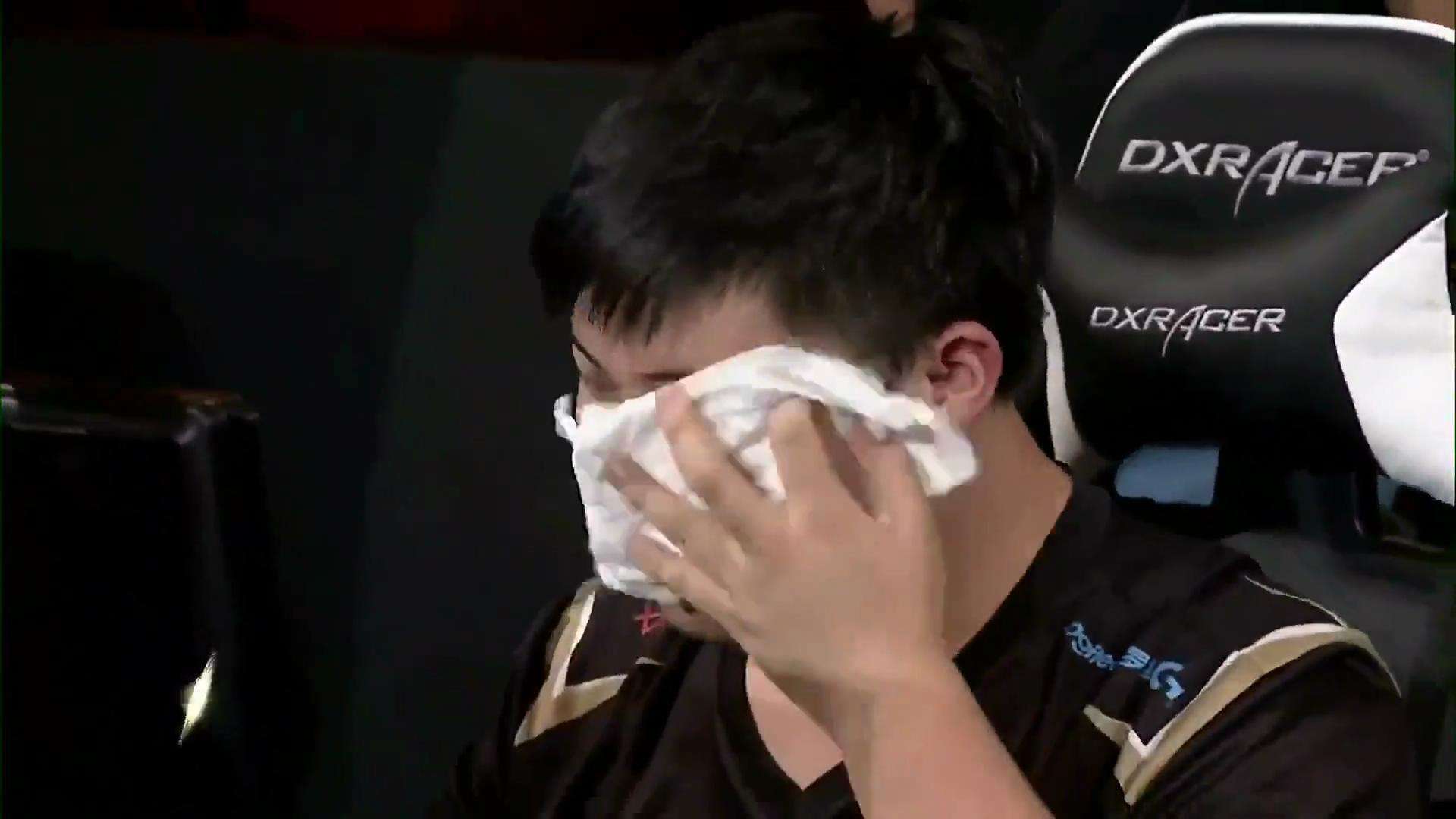 《uzi》退役了,我们的青春也结束了,期待有一天还能看到你的比赛