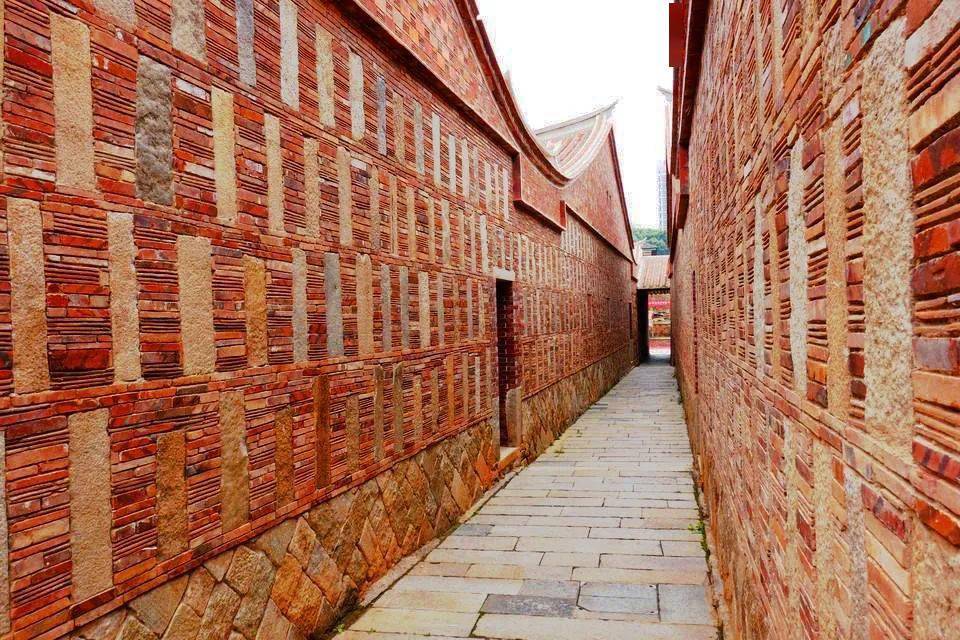 泉州传统民居,有"几间张几落大厝"的"皇宫起"大厝,以及闽南传统街市中