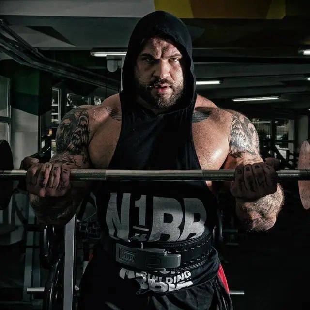 360磅的肌肉巨兽在别人眼中已经非常夸张但他仍不满足