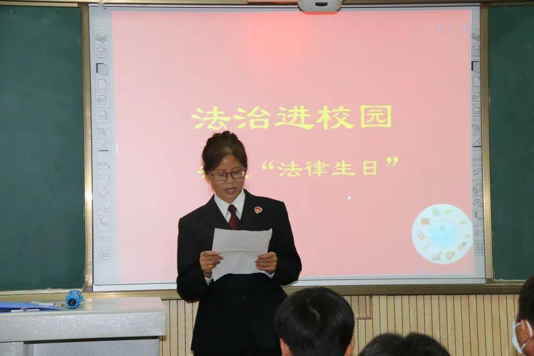 局,县公安局到金马镇初级中学开展了一场别具意义的法律感恩教育活动
