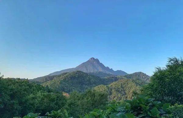 五指山海南島第一高的山脈是海南島的象徵也是中國名山之一位於海南島